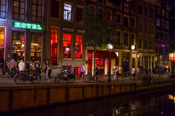 Квартал красных фонарей Амстердама - типичный вид - АМСТЕРДАМ - НИДЕРЛАНДЫ - 20 ИЮЛЯ 2017 — стоковое фото