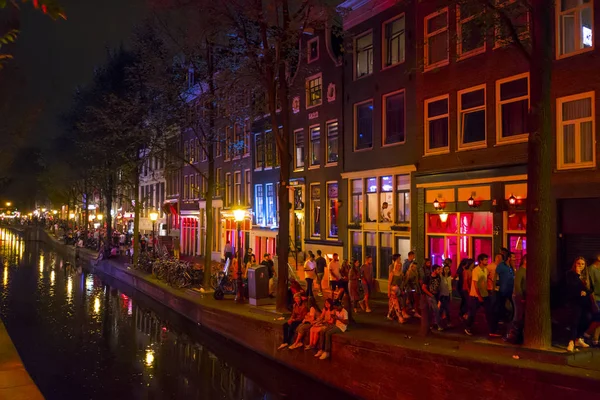 Kleurrijke Amsterdam - het Red Light District nachts - Amsterdam - Nederland - 20 juli 2017 — Stockfoto