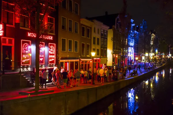 Renkli binalar Red Light District Amsterdam - Amsterdam - Hollanda - 20 Temmuz 2017 aydınlatılmış