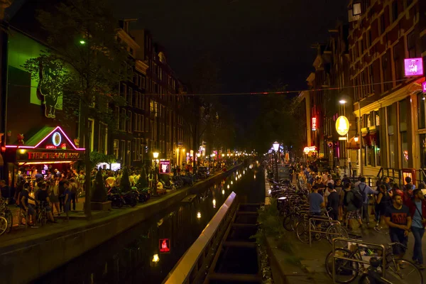 De kleurrijke grachten in het Red Light District van Amsterdam - Amsterdam - Nederland - 20 juli 2017 — Stockfoto