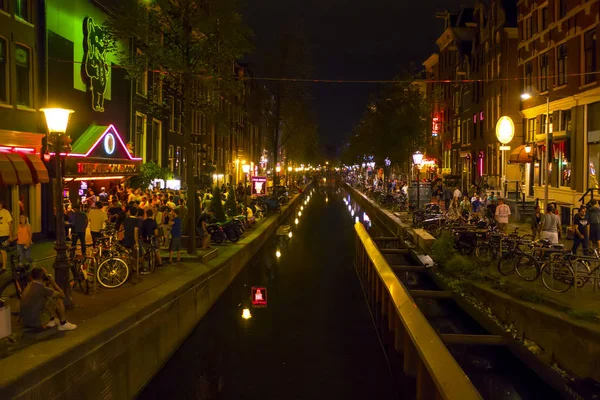 Amsterdam Kırmızı Fener Sokağı - tipik görünümü - Amsterdam - Hollanda - 20 Temmuz 2017