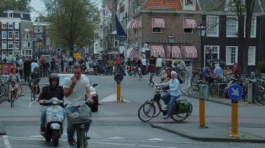 Amsterdam - bisikletçileri ile dolu bir şehir - aşırı yavaş çekim hareket - Amsterdam Hollanda - 21 Temmuz 2017