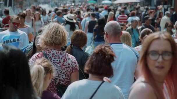 Velký dav všech věků, procházel městem - extrémní Slow Motion - Amsterdam Nizozemí - 21. července 2017 — Stock video