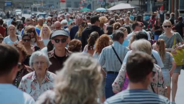 Gran multitud de todas las edades caminando por una ciudad - Extreme Slow Motion - AMSTERDAM HOLLAND - 21 DE JULIO DE 2017 — Vídeos de Stock