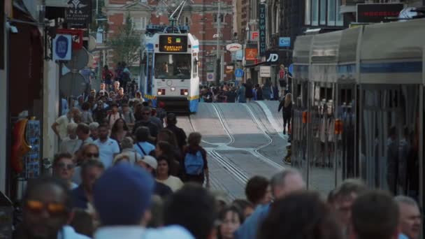 Zona pedonale trafficata della città: tanta gente di tutte le età - Extreme Slow Motion shot - AMSTERDAM HOLLAND - 21 LUGLIO 2017 — Video Stock