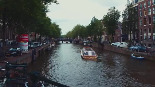 Τυπική street view σε Άμστερνταμ - δημοφιλής κανάλια στο κέντρο της πόλης — Αρχείο Βίντεο
