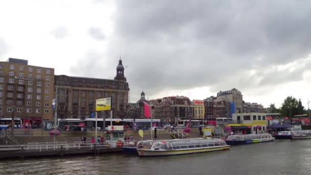 De binnenstad van Amsterdam - uitzicht vanaf Centraalstation — Stockvideo