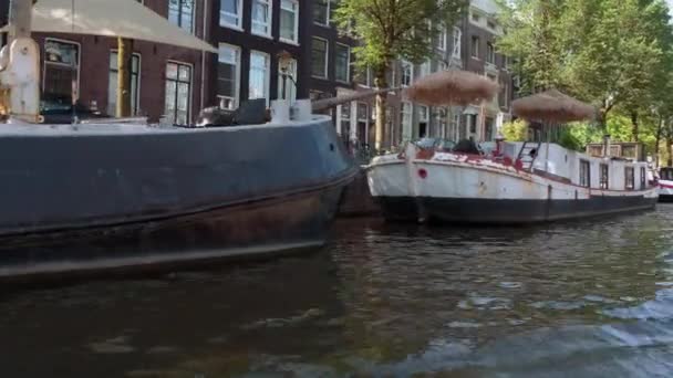 Båttur genom de vackra kanalerna i Amsterdam — Stockvideo