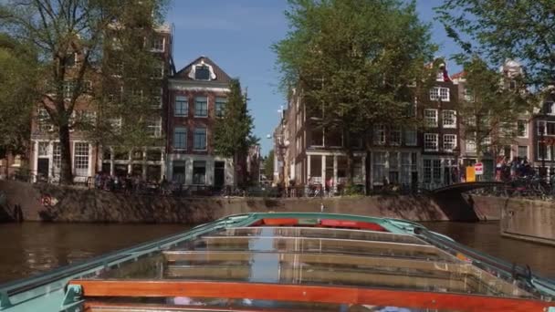 Amsterdam Canal tour de barco - viagem de turismo popular — Vídeo de Stock