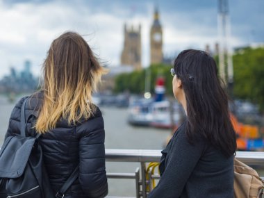 Londra'ya bir gezi geziye iki kız
