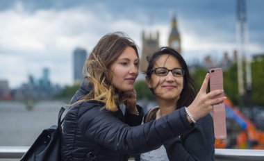 Kızlar selfies bir şehir gezisi sırasında Londra'ya olun