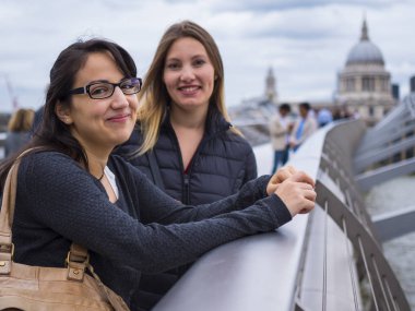 İki kız Londra ziyaret edin ve gezi ve gezi keyfini çıkarın