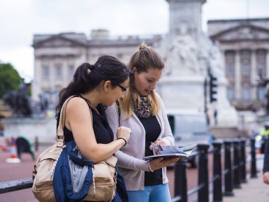 Londra'ya bir gezi geziye iki kız