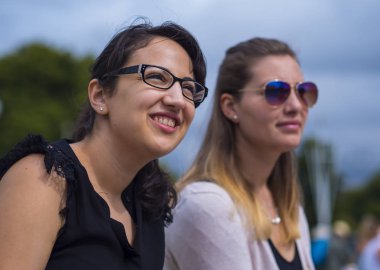 İki kız Londra ziyaret edin ve gezi ve gezi keyfini çıkarın