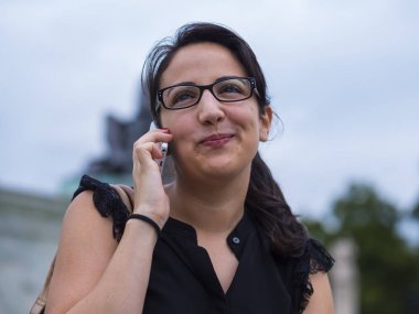 Genç kız arkadaşı ile telefonla konuşuyor