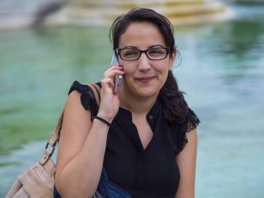 Genç kız arkadaşı ile telefonla konuşuyor