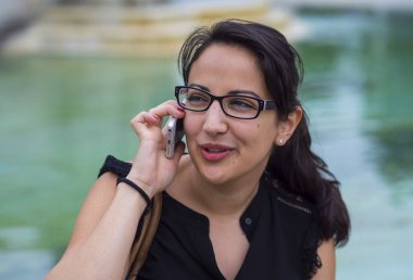 Genç Türk kız bir telefon alıyor