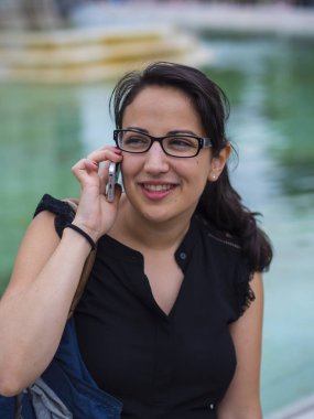 Birisi cep telefon ederken