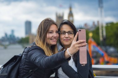 Kızlar selfies bir şehir gezisi sırasında Londra'ya olun