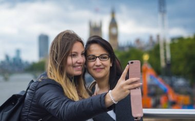 İki kız arkadaşım Londra'ya seyahat