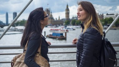 Bir gezi turuna Londra üzerinden iki genç kız