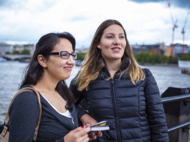 Londra'ya bir gezi geziye iki kız