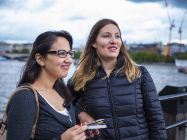 İki kız Londra ziyaret edin ve gezi ve gezi keyfini çıkarın