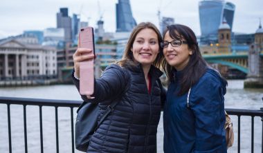 Kızlar selfies bir şehir gezisi sırasında Londra'ya olun