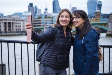 Londra'ya bir gezi geziye iki kız