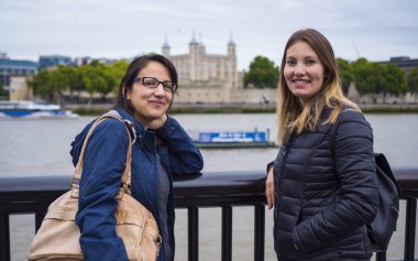 Londra'ya bir gezi geziye iki kız