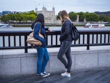İki kız arkadaşım Londra Kulesi ziyaret