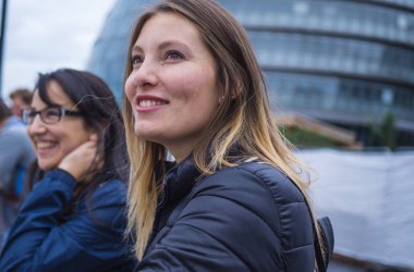 İki kız Londra ziyaret edin ve gezi ve gezi keyfini çıkarın