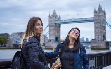 Londra'ya bir gezi geziye iki kız
