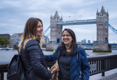 İki kız arkadaşım Londra'ya seyahat