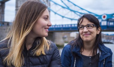 Londra'ya bir gezi geziye iki kız