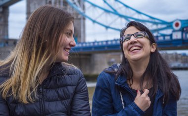 İki kız Londra ziyaret edin ve gezi ve gezi keyfini çıkarın