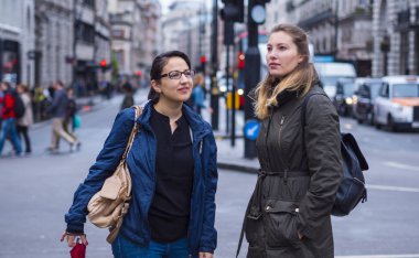 Londra'ya bir gezi geziye iki kız