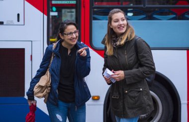 İki arkadaş Londra'da eğleniyor