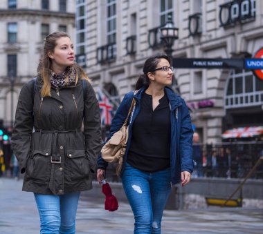Londra'ya bir gezi geziye iki kız