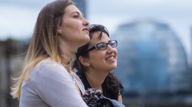 İki kız Londra'da eğleniyor