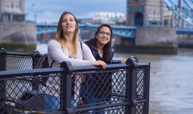 Londra - Tower Bridge adlı rahatlatıcı iki kız arkadaşım