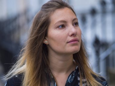 Yansıtıcı bir kız portresi