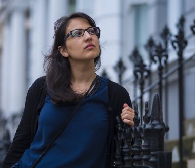 Genç düşünceli kadın - yaklaşık yirmi yaşında