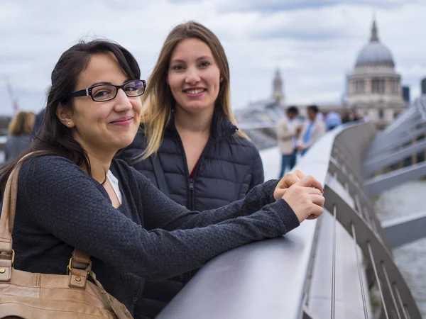 Dos chicas visitan Londres y disfrutan del viaje y el turismo — Foto de Stock