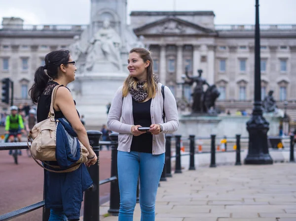 ロンドンに観光旅行で 2 人の女の子 — ストック写真