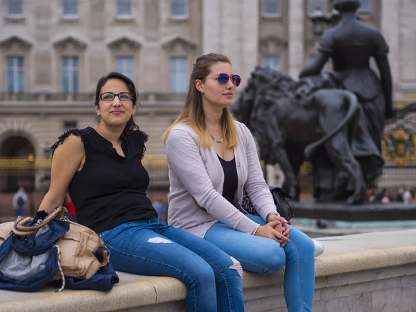 Två tjejer på en sightseeing resa till London — Stockfoto