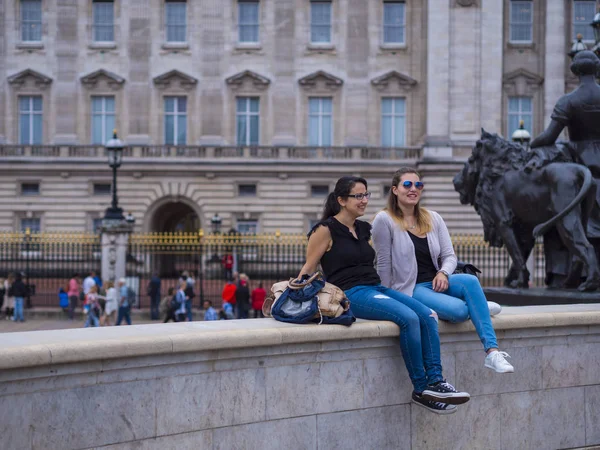 Två flickvänner resa till London — Stockfoto