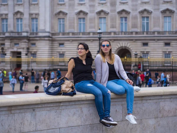 Se détendre dans la ville de Londres - deux filles en visite touristique — Photo