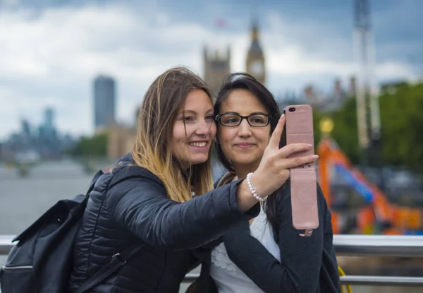 Due ragazze visitano Londra e si godono il viaggio e le visite turistiche — Foto Stock