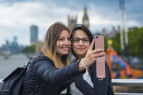 Girls make selfies during a city trip to London — Stock Photo, Image